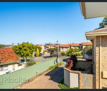 Spacious Townhouse - Photo 6