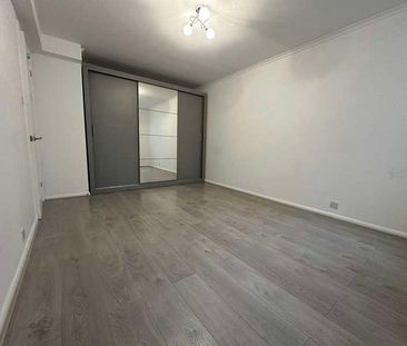 Leatherhead, KT22 - Photo 2