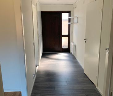 Lägenhet i parhus med egen ingång och uteplats. I anknytning till l... - Photo 2