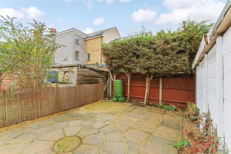 2 bedroom maisonette to rent - Photo 4