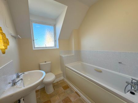 Price £1,400 pcm - Available Now - Unfurnished - Photo 2