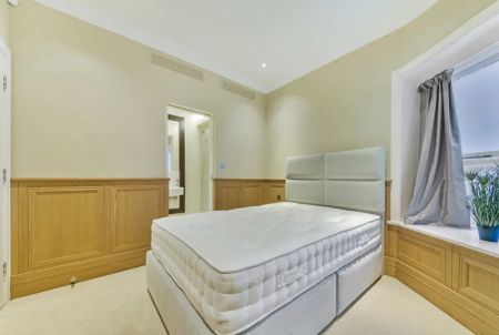 3 bedroom flat in London - Photo 3