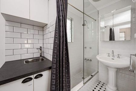 Delightful Three Bedroom Cottage in a Sought-After Townsville Location - Photo 4