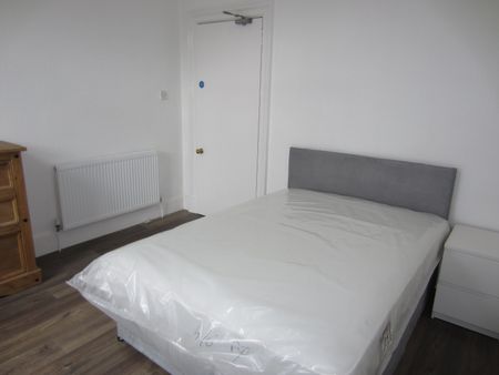 3 bedroom apartment to rent - Photo 3