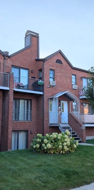 grand logement 71/2 à Ville d'Anjou sur deux étages, avec garage indépendant et cour - Photo 1