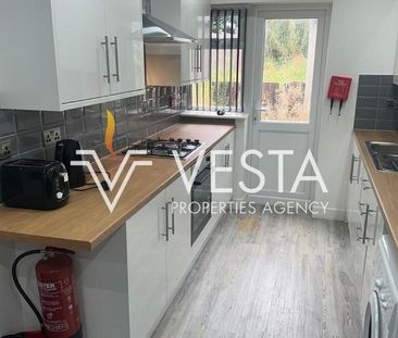 4 bedroom semi-detached house to rent - Photo 2