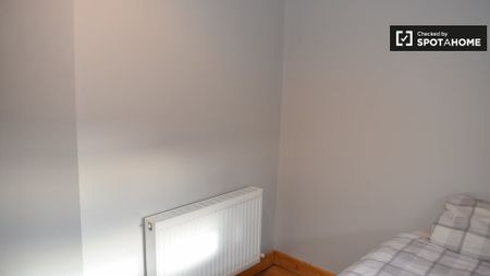 Room for rent in 4-bedroom apartment in Glasnevin, Dublin - Photo 4