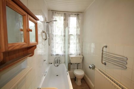 3 bedroom flat to rent - Photo 2