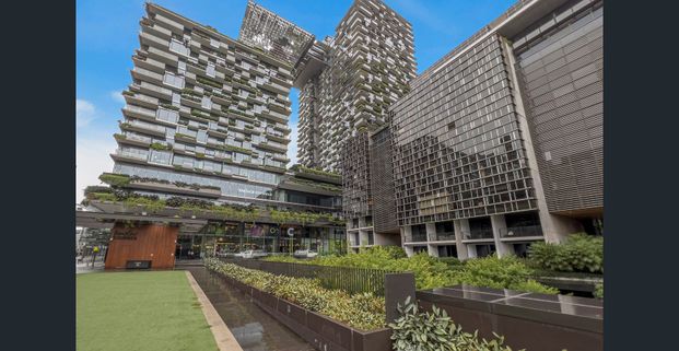 Specious Unfurnished 2 Bedroom with Parking Space in Central Park - Photo 1