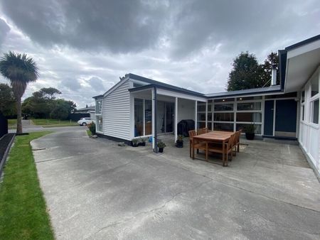 Spacious 4/5 bedroom family home in Burnside - Photo 2