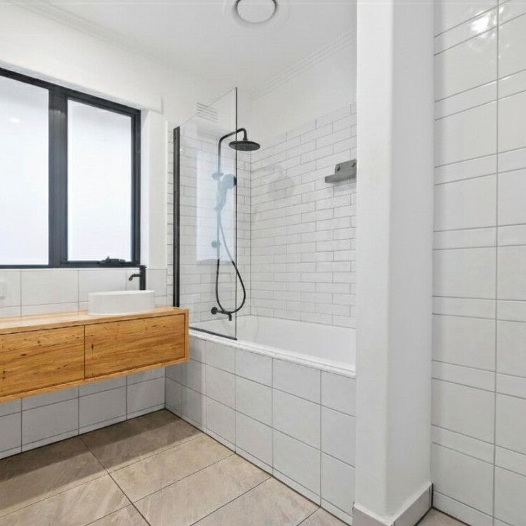 Surrey Hills - Photo 1