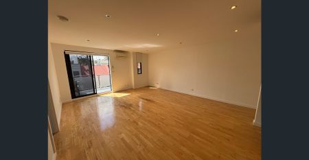 Stylish 1-Bedroom Apartment in Prime Fitzroy Location - Photo 5