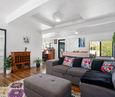 Introducing this charming, renovated three-bedroom, one-bathroom ch... - Photo 3