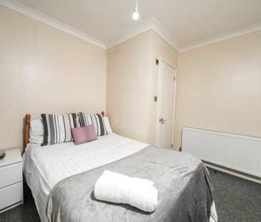 4 Bed Terraced House, Pitcroft Avenue, RG6 - Photo 2