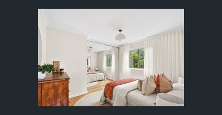 A STYLISH SANCTUARY SATURATED IN LIGHT - Photo 3