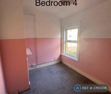 4 bedroom semi-detached house to rent - Photo 5