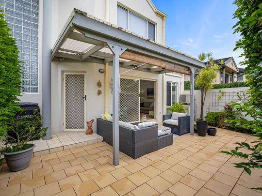 IDEAL LOCATION, CLOSE TO BEACH & SHOPS - Photo 1