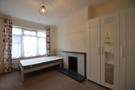 4 bedroom Semi-detached house to rent - Photo 3