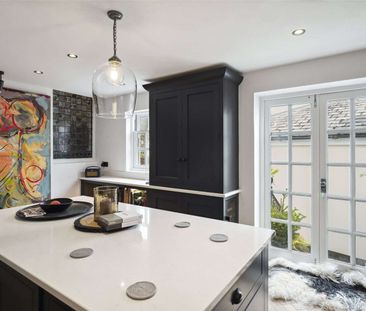 A magnificent raised ground floor apartment, offering space and pre... - Photo 5