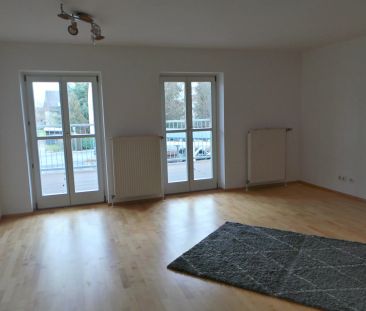 Bestlage-nahe Stadtzentrum, sanierte 2 ZI mit großem Balkon und Car... - Photo 1