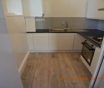 The Parade, Roath, Cardiff - Photo 4