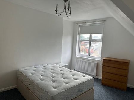 4 Bed Flat, Hendon, NW4 - Photo 2