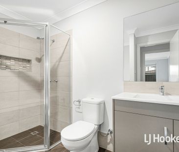 Beautiful 4 Bedroom Home - Available Now! - Photo 6