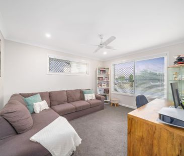 Cosy 5 Bedroom Nestled in the highly sought-after North Harbour Com... - Photo 3