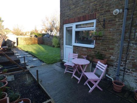 1 bedroom in a house share to rent - Photo 2