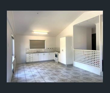 Peaceful Family Living in the Heart of Glass House Mountains - Photo 2