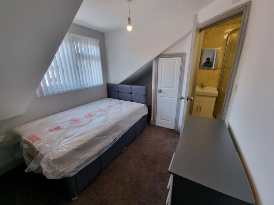 8 bedroom detached house to rent - Photo 1