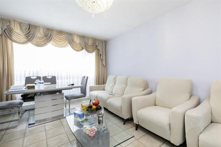 3 bedroom flat to rent - Photo 2