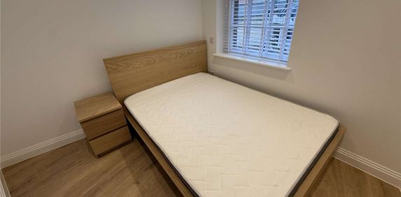 A newly converted 1 bedroom apartment to rent at Market Place in the heart of Reading's town centre. Having been superbly converted, offering a very high standard of presentation throughout. - Photo 2