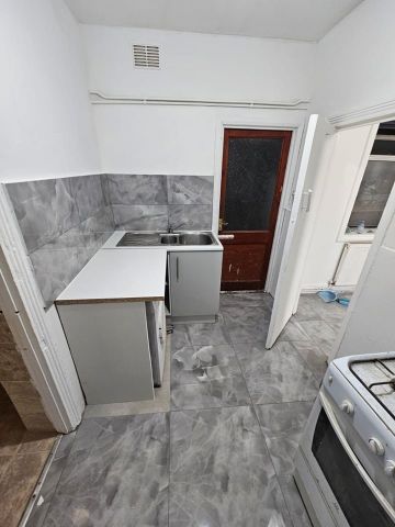Studio Flat, Romford Road, E12 - Photo 5