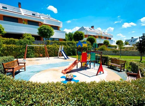 Casa adosada de alquiler en Calle de San Enrique de Ossó, 471, Encinar de los Reyes - Photo 1