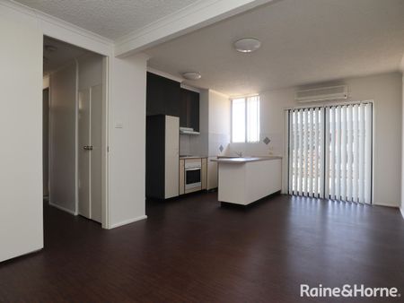 2 BEDROOM UNIT CLOSE TO SHOPS - Photo 2