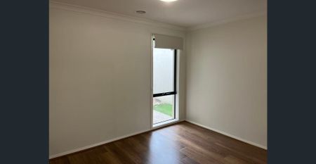 3-Bedroom Family Residence with Supereme Convenience - Photo 2