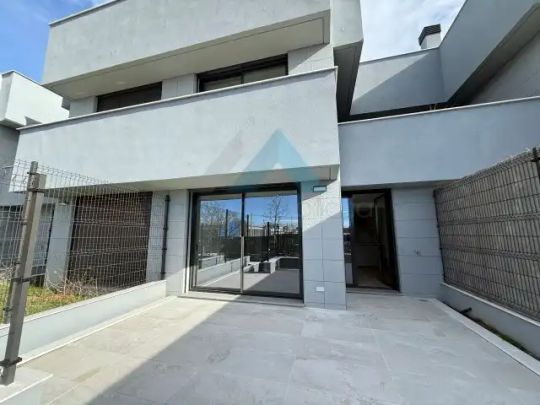 Casa adosada de alquiler en Calle de Elena Fortún, Valdebebas - Valdefuentes - Foto 1