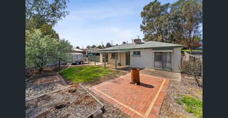 Comfortable Family Home in a Convenient Golden Square Location - Photo 2