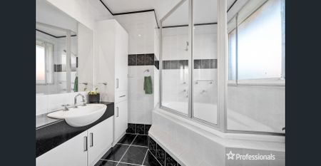 Stunning Deluxe Quality in Beautiful ''Rose Hedge''! - Photo 3