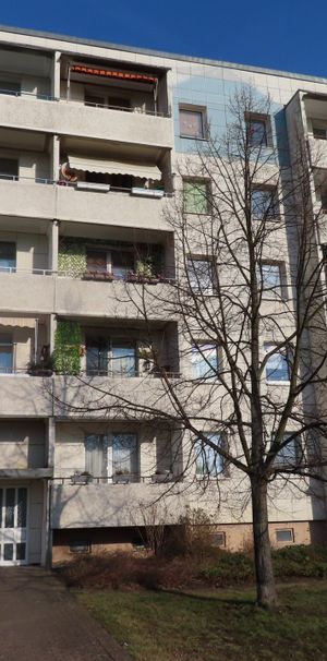 Drei Zimmmer, 3 m Balkon mit freiem Blick - Photo 1