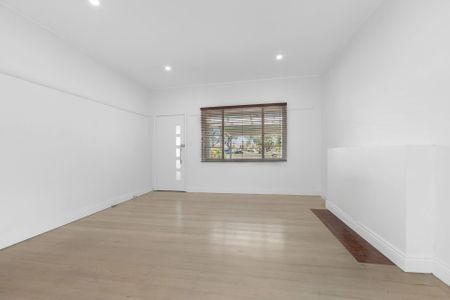 Beautifully renovated House with a renovated rear studio with Bathroom & Kitchenet - Photo 2