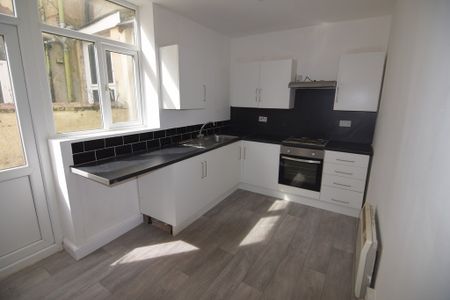 To Let 1 Bed Flat - Photo 5