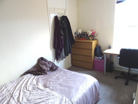 4 bedroom terraced house to rent - Photo 3