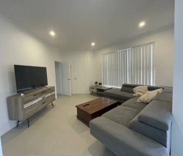 “SHARED HOME - MODERN FURNISHED ROOM available” - Photo 1