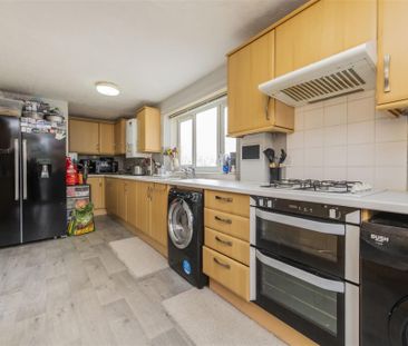 3 bed House - Semi-Detached To Let - Photo 5