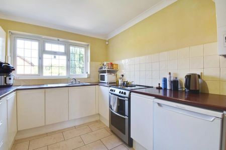 4 bedroom detached house to rent - Photo 2