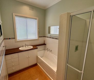 Located in a quiet street in Traralgon close to the CBD, this prope... - Photo 3