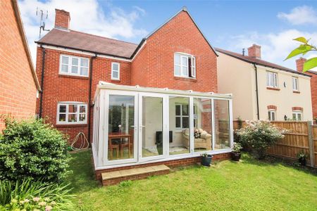 4 bedroom detached house to rent - Photo 2