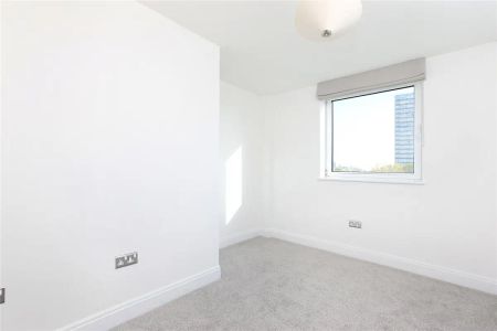 2 bedroom flat in 18 Lombard Road - Photo 2